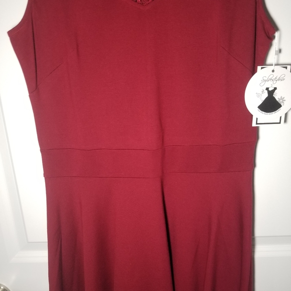 Red laced dress - Picture 5 of 7